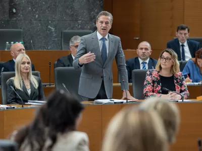 Ljubljana, Drzavni zbor.Zacetek redne seje DZ s poslanskimi vprasanji premierju Robertu Golobu in ministrski ekipi.