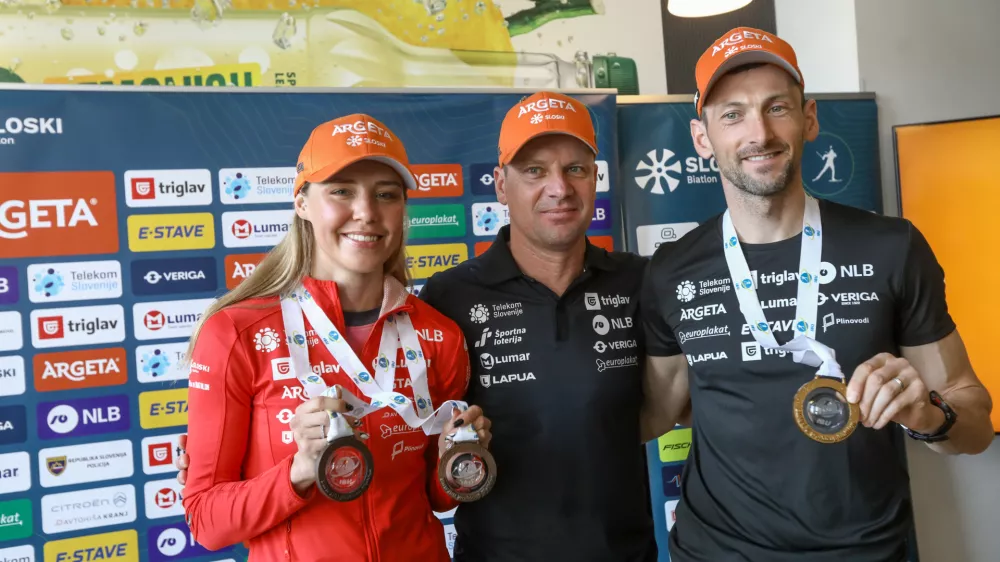 Ana Marija Lampič, Jakov Fak in slovenski biatlonski trener Janez Marič26.3.2025 - Biatlon - novinarska konferenca Jakova Faka in Anamarije Lampič po koncu letošnje sezone svetovnega pokala.Foto: Luka Cjuha