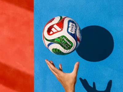 ZDA, New York. Mednarodna nogometna zveza (Fifa) je predstavila uradno zogo svetovnega prvenstva naslednje leto, ki ga bodo gostile ZDA, Mehika in Kanada. Nogometasi bodo tekme na SP 2026 igrali z zogo Trionda, ki jo je izdelal Adidas, uradni opremljevalec prvenstev ze od leta 1970.Foto: FIFA