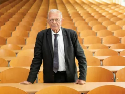 Alain Pellet, profesor in odvetnik ter dolgoletni odvetnik na Meddržavnem sodišču v Haagu, kjer med drugim zastopa interese Palestine v raznih postopkih proti Izraelu.Alain Pellet je francoski pravnik, ki poučuje mednarodno pravo in mednarodno gospodarsko pravo na Université de Paris Ouest - Nanterre La Défense.