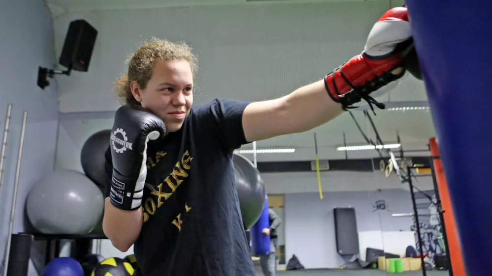 - 20.11.2017 - najbolj&scaron;a slovenska boksarka Ema Kozin si je po naslovu svetovne prvakinje srednje kategorije po verziji WBU priborila &scaron;e naslova po verzijah WBC in WBF. //FOTO: Tomaž Skale