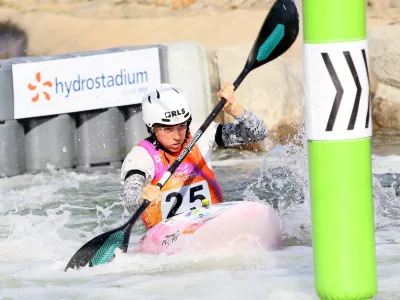 Avstralija, Sydney.Kajakasica Ajda Novak je na svetovnem prvenstvu v Penrithu v Avstraliji osvojila srebrno medaljo v posamicnem kajakaskem krosu. Ugnala jo je le Svicarka Alena Marx.Foto: Nina Jelenc