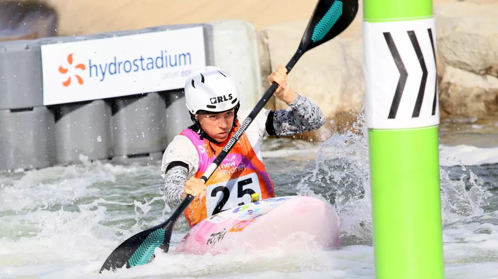 Avstralija, Sydney.Kajakasica Ajda Novak je na svetovnem prvenstvu v Penrithu v Avstraliji osvojila srebrno medaljo v posamicnem kajakaskem krosu. Ugnala jo je le Svicarka Alena Marx.Foto: Nina Jelenc