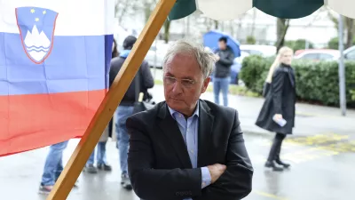 Aleš Hojs- 13.03.2025 - Janez Janša oddal svoj podpis PROTI PRIVILEGIJEM na Upravni enoti, Linhartova //FOTO: Jaka Gasar