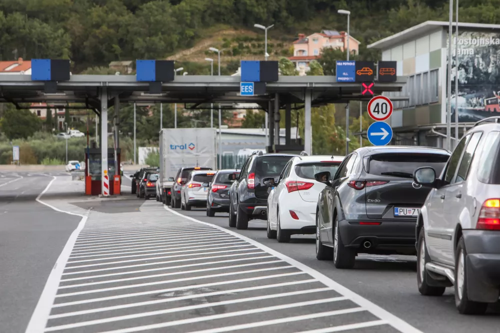 - kolona na meji- mejni prehod Dragonja - slovensko-hrvaška meja- policija izvaja selektivni nadzor za vse, ki vstapojo iz Hrvaške. - 2110.2023 – ponovni začasni nadzor na mejnih prehodih - uvedba deset dnevnega nadzora na mejah s Hrvaško in Madžarsko - 12 kontrolnih točk na hrvaški in dve na madžarski meji - //FOTO: Bojan Velikonja / Foto: Bojan Velikonja