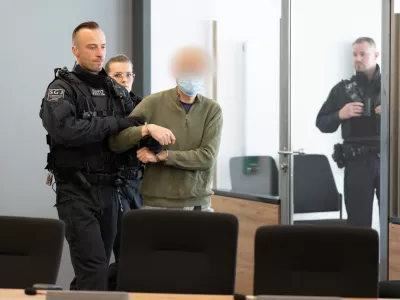 30 September 2025, Saxony, Dresden: The main defendant Jian G. (C) is escorted into the courtroom at the Dresden Higher Regional Court (OLG) prior to the announcement of the verdict in a high-profile espionage case. The proceedings concern a former employee of Alternative for Germany (AfD) parliamentarian Maximilian Krah and his alleged accomplice, accused of passing sensitive information to foreign actors. Photo: Sebastian Kahnert/dpa-pool/dpa - ACHTUNG: Der Angeklagte/ Verurteilte und andere prozessbeteiligte Person(en) wurde(n) aus rechtlichen Gründen gepixelt