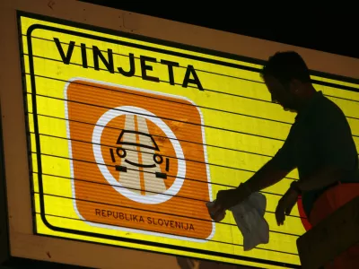 Uvedba vinjet, polnoči, 01-07-2008, - tabla - od 1. julija 2008 - vinjete - nov sistem cestninjenja na vseh cestninskih cestah po Sloveniji - avtocestne vinjete za osebna vozila na slovenskih avtocestah - - cena polletne vinjete je 35 evrov, za letno pa bo treba odšteti 55 evrov. Vozniki motornih koles pa bodo morali za polletno vinjeto odšteti 17,50 evra in za letno 27,50 evra//FOTO: Jaka AdamičOPOMBA: ZA OBJAVO V ČASOPISU DNEVNIK