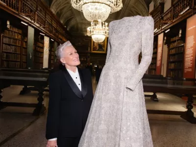 Glenn Close sie je z zanimanjem sprehodila po muzeju, kjer je trenutno prvič razstavljenih več kot 120 Armanijevih modelov. F IG/giorgioarmani 