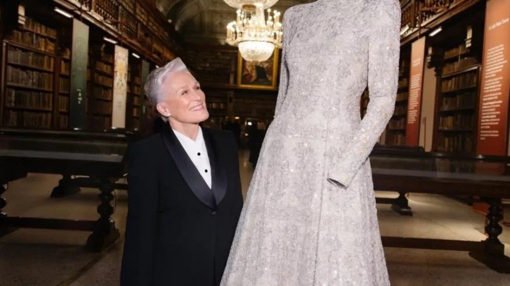 Glenn Close sie je z zanimanjem sprehodila po muzeju, kjer je trenutno prvič razstavljenih več kot 120 Armanijevih modelov. F IG/giorgioarmani 