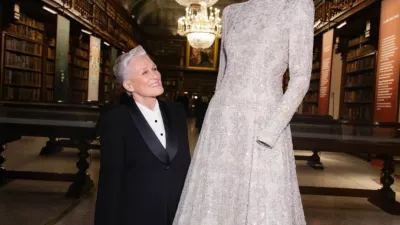 Glenn Close sie je z zanimanjem sprehodila po muzeju, kjer je trenutno prvič razstavljenih več kot 120 Armanijevih modelov. F IG/giorgioarmani 