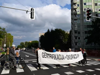 29.09.2025 Protest prebivalcev Savskega naselja na Linhartovi censti - Civilna iniciativa Savsko naselje in PLAC - Participativna Ljubljanska Avtonomna Cona - protestni shod Savčank in Savčanov, pa tudi drugih enakomislečih someščanov. FotoNik Erik Neubauer