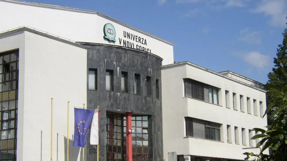 Univerza v Novi Gorici, osrednja stavba v Rožni dolini
