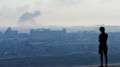 A displaced Palestinian boy looks on as smoke rises during an Israeli military operation in Gaza City, as seen from the central Gaza Strip, October 1, 2025. REUTERS/Mahmoud Issa   TPX IMAGES OF THE DAY / Foto: Mahmoud Issa