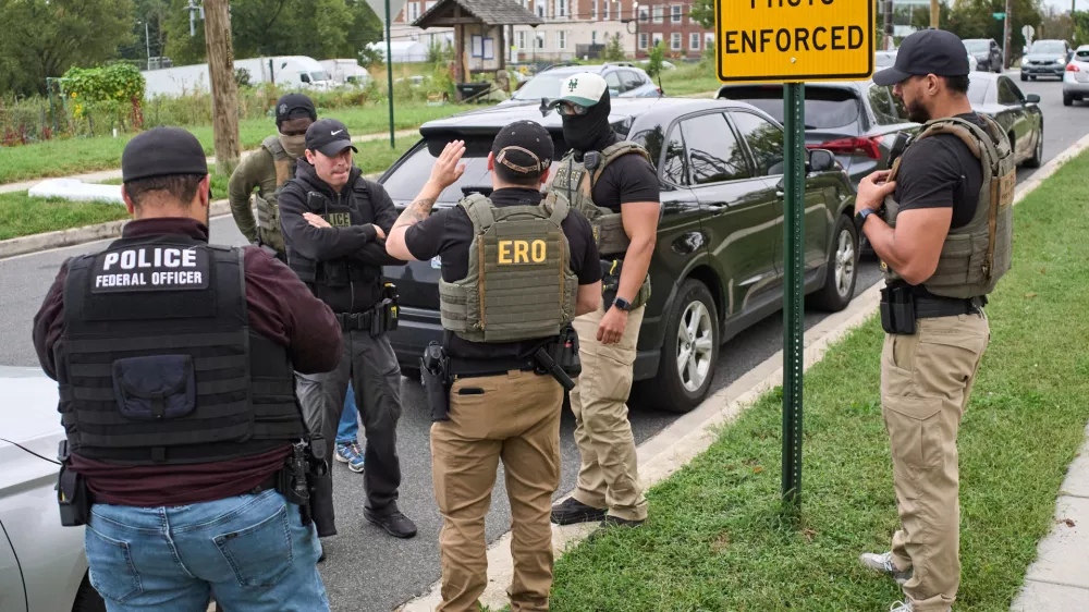 Federal Agents, several with Enforcement and Removal Operations (ERO), a part of U.S. Immigration and Customs Enforcement (ICE), regroup before heading out on an operation, Monday, Sept. 29, 2025, in a residential neighborhood in northwest Washington. (AP Photo/Jacquelyn Martin) / Foto: Jacquelyn Martin