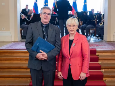Ljubljana, predsedniska palaca.Predsednica republike Natasa Pirc Musar je vrocila drzavno odlikovanje medaljo za castno dejanje Tomu Potokarju za dolgoletno clovekoljubno in pozrtvovalno delo ter izjemno nesebicno pomoc poskodovanim in bolnim na kriznih in vojnih obmocjih v Gazi in drugje.