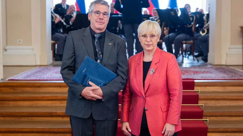 Ljubljana, predsedniska palaca.Predsednica republike Natasa Pirc Musar je vrocila drzavno odlikovanje medaljo za castno dejanje Tomu Potokarju za dolgoletno clovekoljubno in pozrtvovalno delo ter izjemno nesebicno pomoc poskodovanim in bolnim na kriznih in vojnih obmocjih v Gazi in drugje.