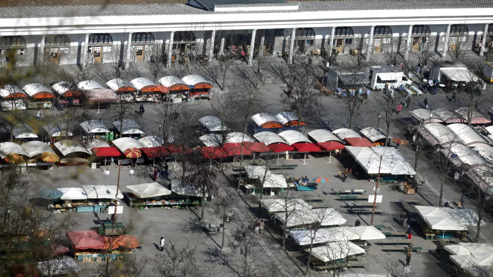 - Ljubljnaska tržnica - Vodnikov trg //FOTO: Luka Cjuha