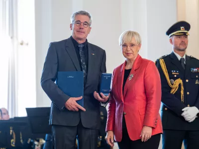 Ljubljana, predsedniska palaca.Predsednica republike Natasa Pirc Musar je vrocila drzavno odlikovanje medaljo za castno dejanje Tomu Potokarju za dolgoletno clovekoljubno in pozrtvovalno delo ter izjemno nesebicno pomoc poskodovanim in bolnim na kriznih in vojnih obmocjih v Gazi in drugje.