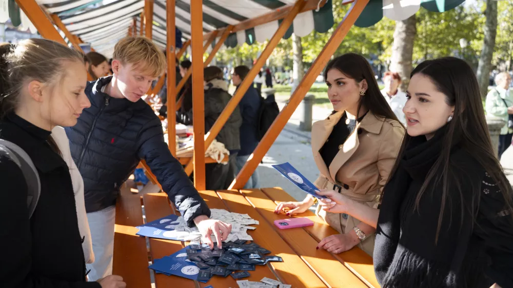 študenti01.10.2025 - tradicionalni Pozdrav brucem, ki ga pripravlja Univerza v Ljubljani skupaj s Študentskim svetom Univerze v LjubljaniFOTO: Nik Erik Neubauer