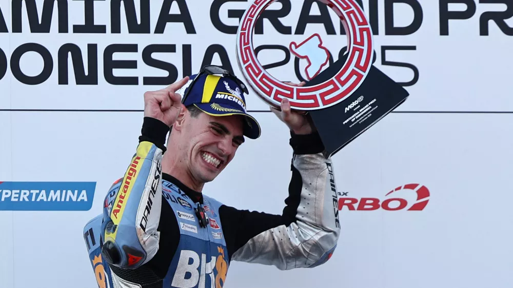MotoGP - Indonesian Grand Prix - Mandalika International Street Circuit, Mandalika, Indonesia - October 5, 2025 BK8 Gresini Racing MotoGP's Fermin Aldeguer celebrates on the podium after winning the MotoGP race REUTERS/Willy Kurniawan