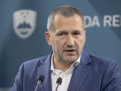 Ljubljana, vlada.Izjava po redni tedenski seji vlade.Drzavni sekretar na ministrstvu za obrambo Damir Crncec.