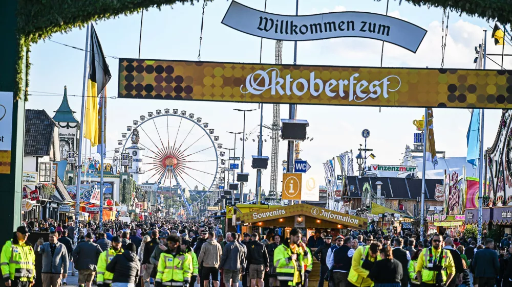 01 October 2025, Bavaria, Munich: Visitors enter the Oktoberfest grounds after admission. After being closed due to a bomb threat, the Munich Oktoberfest has reopened. Photo: Jason Tschepljakow/dpa