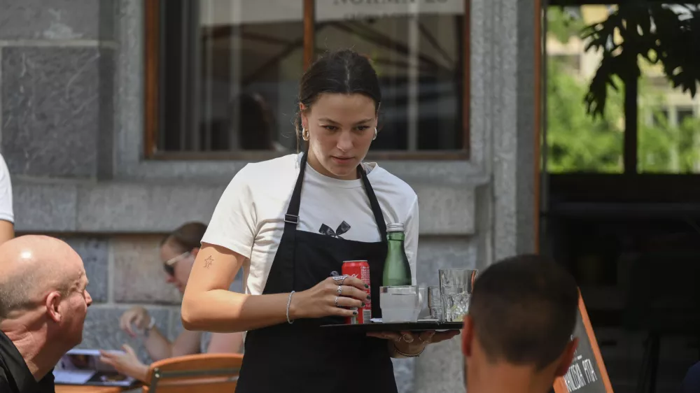 Turistični delavciDelo v vročiništudentsko delo10.07.2024 - Vročinski val v Ljubljani FOTO: Nik Erik Neubauer