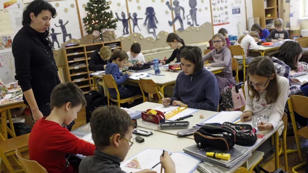 - šolstvo - osnovnošolci - učenci - pouk - učiteljica - Osnovna šola Ledina, Komenskega ulica 19 //FOTO: Luka Cjuha