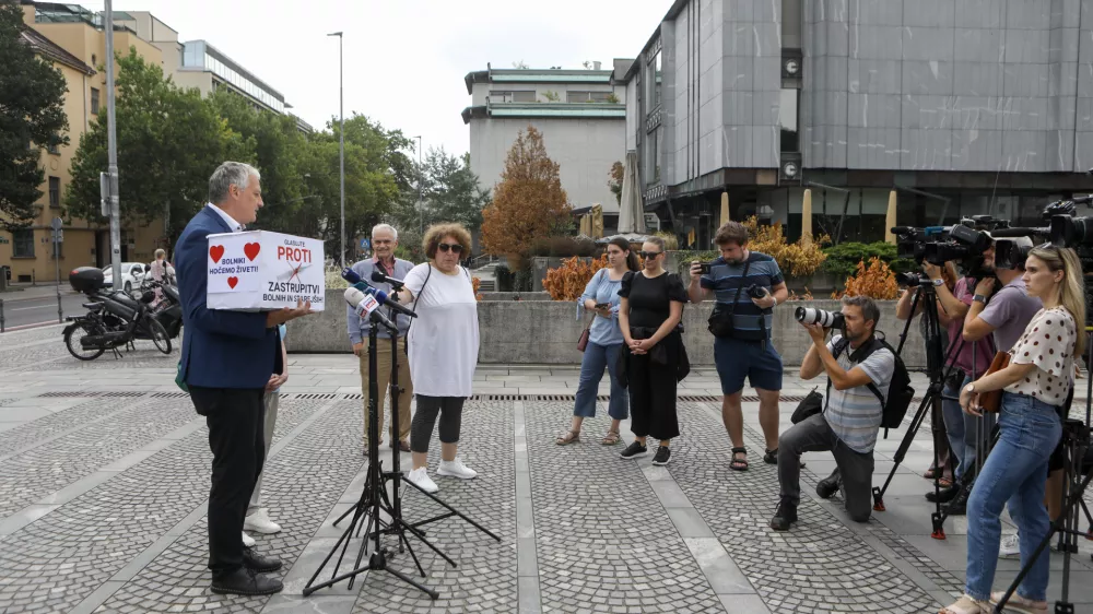 25.7.2025 Aleš Primc in Milena Miklavčič bosta v državni zbor vložila več kot 15.000 podpisov za začetek postopka za razpis referenduma o pomoči pri prostovoljnem končanju življenja. Referendum Foto: Luka Cjuha