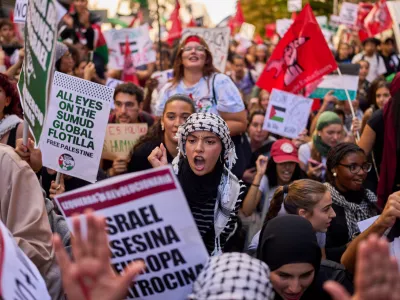 Students protest during a pro-Palestinian demonstration in Madrid, Spain, Thursday, Oct. 2, 2025, in solidarity with the Global Sumud Flotilla after ships were intercepted by the Israeli navy. (AP Photo/Manu Fernandez)
