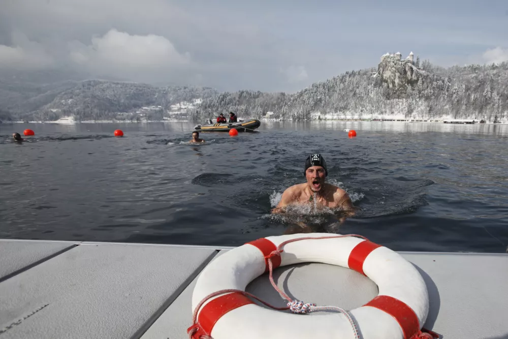 ﻿- Bled - Pokal Bleda v zimskem plavanju 2013 - Blejsko jezero - zima - zimsko kopanje - kopalci - ///FOTO: Luka Cjuha
