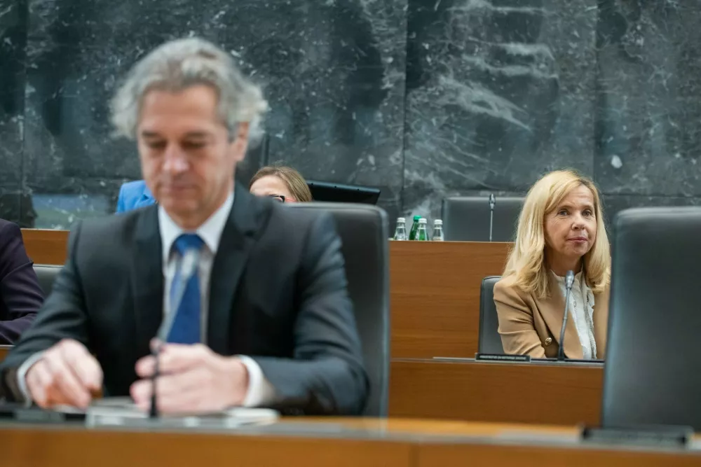 Ljubljana, DZ.Zacetek redne seje DZ, na kateri so se poslanci seznanili z odstopom ministrice za notranje zadeve Tatjane Bobnar in postavljali poslanska vprasanja predsedniku vlade Robertu Golobu in ministrski ekipi.