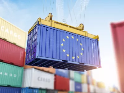Cargo shipping container with EU European Union flag in a port harbor. Production, delivery, shipping and freight transportation of EU products concept. 3d illustration / Foto: Bet_noire