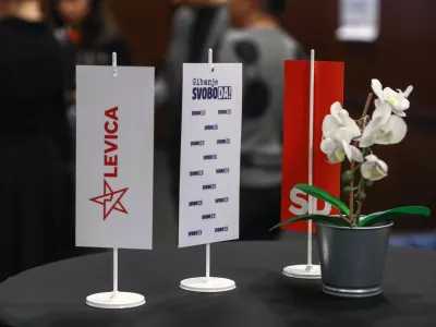 - simbolična fotografija - namizne zastavice - koalicija Gibanje svoboda, Levica, Socialni demokrati -- 27.11.2022 – Referendumi 2022 – glasovanje o treh zakonodajnih referendumih, in sicer o noveli Zakona o vladi, noveli Zakona o dolgotrajni oskrbi in noveli Zakona o Radioteleviziji Slovenija  //FOTO: Luka Cjuha