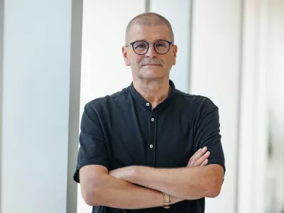 Miha Kovač na uradni sliki, ki jo je ustvaril Neboj&scaron;a Tejič... / Foto: Neboj&scaron;a Tejič
