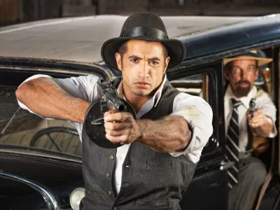 Tough 1920s vintage gangsters by car with weapons / Foto: Creatista