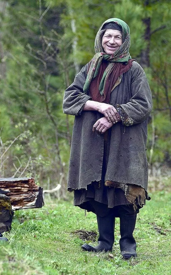 Družbo v tajgi ji delajo koze, mačke in pes, ki jo tudi brani pred medvedi. Foto: posnetek zaslona youtube