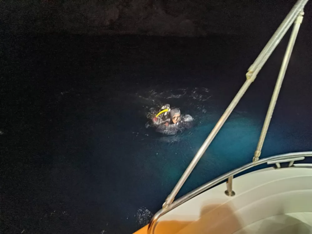 03.10.2025., Senj - Četiri osobe poginule su u teškoj prometnoj nesreći koja se jučer poslijepodne dogodila na Jadranskoj magistrali kod Senja. Osobni automobil zagrebačkih registarskih oznaka sletio je u more u naselju Bunica kod Senja. Na teren su odmah upućene žurne službe, a u potragu su bili uključeni i ronioci Hrvatske gorske službe spašavanja iz Gospića. Tijelo jedne osobe je plutalo, dok su ronioci iz mora izvukli još tri tijela. U automobilu su bila dva muškarca i dvije žene. Photo: HGSS/PIXSELL