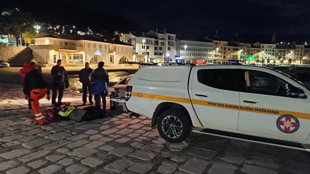 03.10.2025., Senj - Četiri osobe poginule su u teškoj prometnoj nesreći koja se jučer poslijepodne dogodila na Jadranskoj magistrali kod Senja. Osobni automobil zagrebačkih registarskih oznaka sletio je u more u naselju Bunica kod Senja. Na teren su odmah upućene žurne službe, a u potragu su bili uključeni i ronioci Hrvatske gorske službe spašavanja iz Gospića. Tijelo jedne osobe je plutalo, dok su ronioci iz mora izvukli još tri tijela. U automobilu su bila dva muškarca i dvije žene. Photo: HGSS/PIXSELL