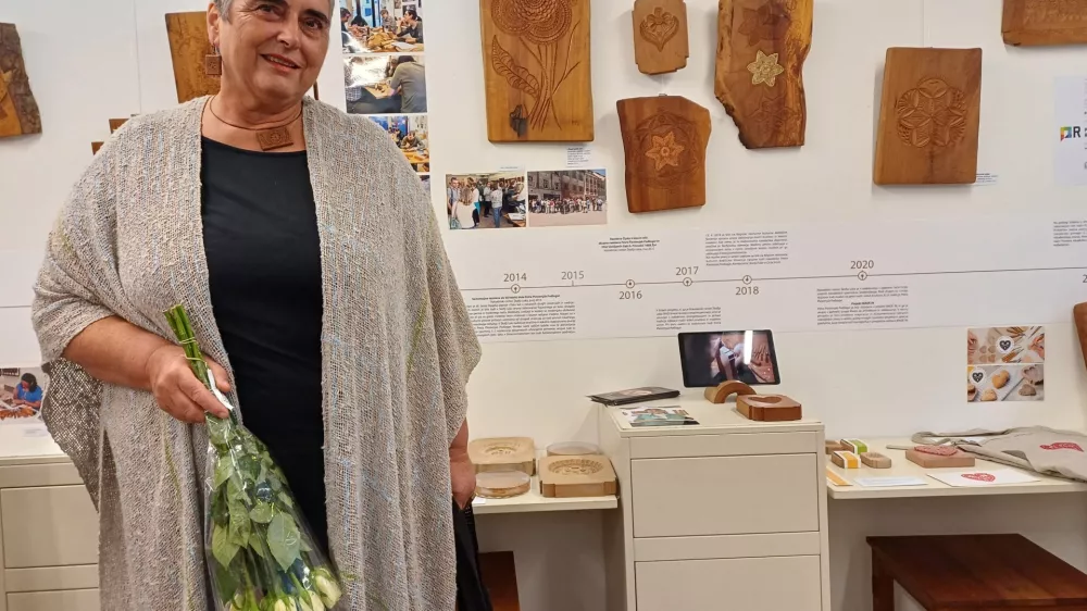 Po 50 letih mojstrstva še vedno rezbari