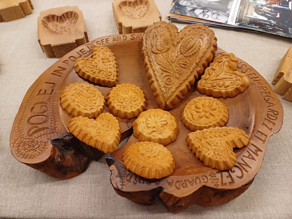 Po 50 letih mojstrstva še vedno rezbari