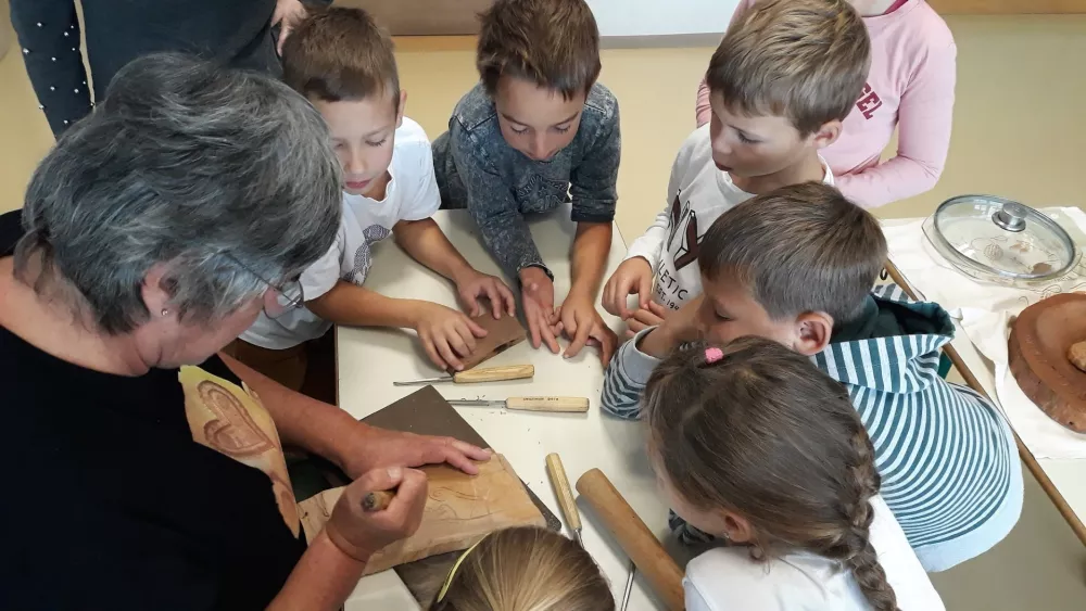 Po 50 letih mojstrstva še vedno rezbari