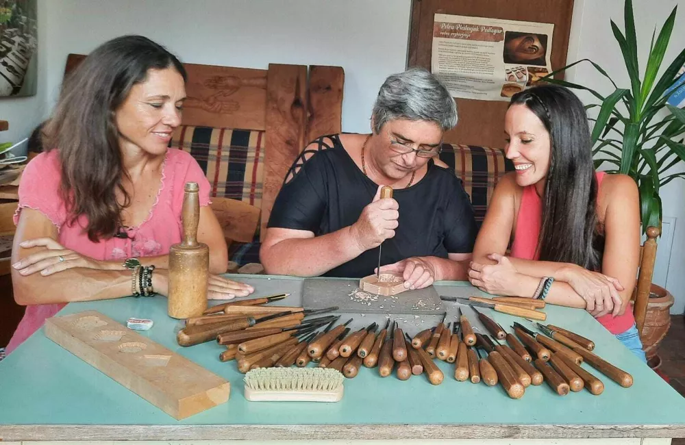 Po 50 letih mojstrstva še vedno rezbari