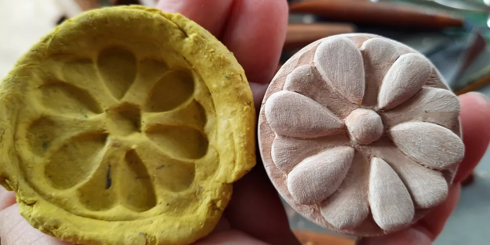 Po 50 letih mojstrstva še vedno rezbari