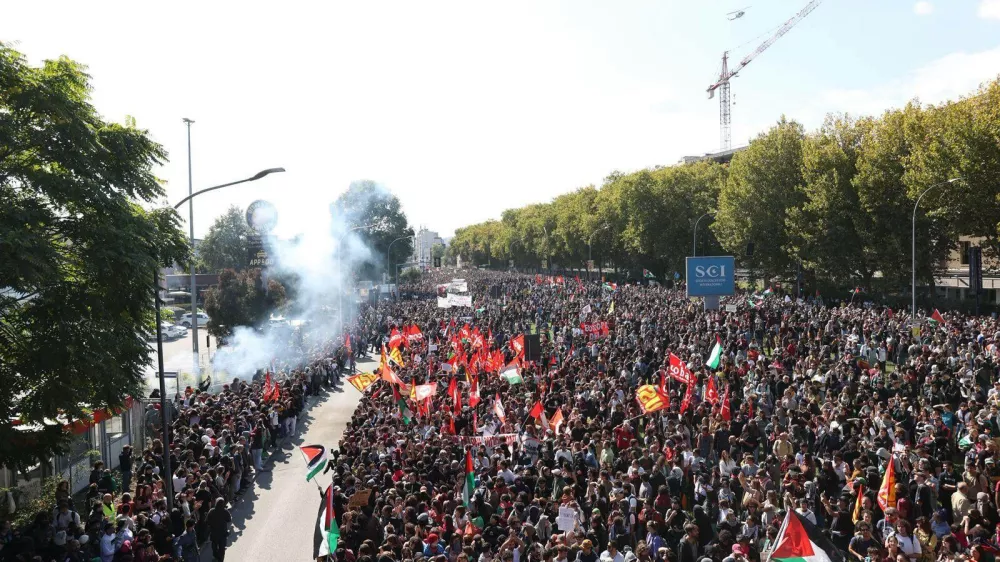 Demonstrators gather for a pro-Palestinians protest in Bologna, Italy, Friday, Oct. 3, 2025. (Guido Calamosca/LaPresse via AP)