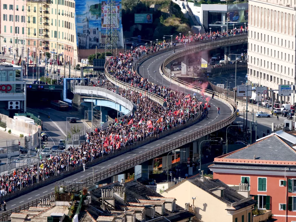 03 October 2025, Italy, Genoa: Thousands of people march on the elevated road in protest against the war on Gaza and in solidarity with a flotilla that was intercepted by the Israeli Navy while carrying humanitarian aid towards the Gaza Strip.. Photo: Riccardo Arata/IPA via ZUMA Press/dpa
