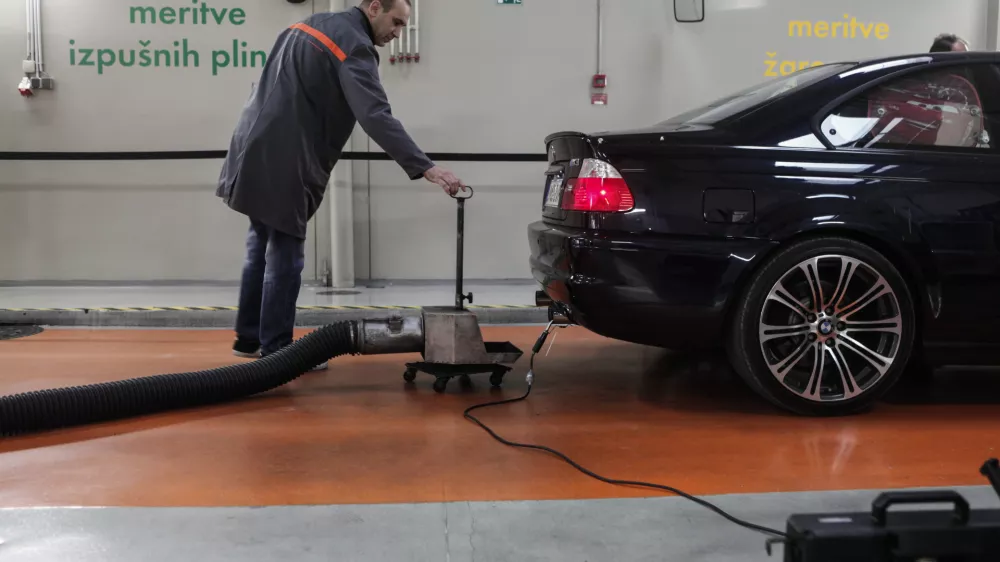 ﻿- izpušni plini - meritve izpušnih plinov v skladu z direktivami EU, - 05.11.2015 - Tehnični pregledi Interservice d.o.o., Leskoškova 11 v Ljubljani - tehnični pregled za motorna in priklopna vozila - avtomobilizem  //FOTO: Luka Cjuha.
