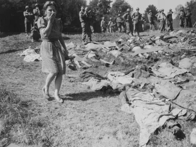 Mnogi Nemci so šele po vojni spoznali obseg grozor, ki so jo povzročili nacisti. Na sliki je Nemka, ob njej pa je 800 trupel suženjskih delavcev, ki so jih SS-ovci pobili nedaleč od Nameringa..