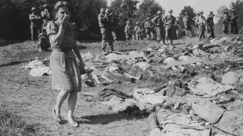 Mnogi Nemci so šele po vojni spoznali obseg grozor, ki so jo povzročili nacisti. Na sliki je Nemka, ob njej pa je 800 trupel suženjskih delavcev, ki so jih SS-ovci pobili nedaleč od Nameringa..