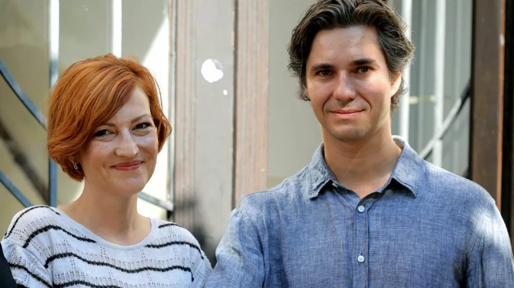 Ljubljana, pred sedezem stranke Levica.Izjava vrha stranke Levica po imenovanju nove sestave izvrsnega odbora stranke.Poslanec Levice Miha Kordis, novoizvoljena koordinatorka Levice Asta Vrecko in dosedanji koordinator Levice Luka Mesec.